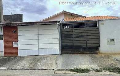 Imagem: A casa possui 2 Dormitórios, 1 Banheiro, 1 Vaga na garagem