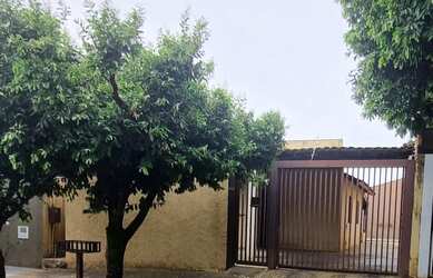 Imagem: A casa possui 2 Dormitórios, 1 Banheiro e 3 Vagas na garagem