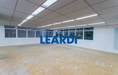 Imagem: O depósito possui 4 Vagas na garagem, 180m² de Área e está