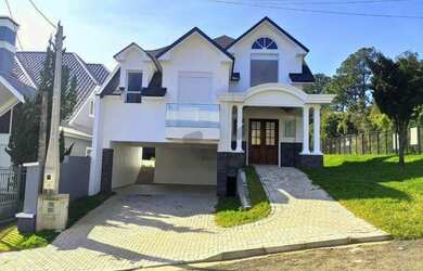 Imagem: A casa possui 3 Dormitórios, 3 Banheiros, 2 Vagas na garagem