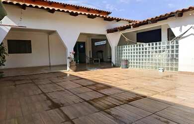 Imagem: A casa possui 4 Dormitórios, 2 Banheiros, 4 Vagas na garagem