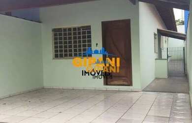 Imagem: A casa possui 2 Dormitórios, 1 Banheiro, 1 Vaga na garagem