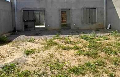 Imagem: A casa possui 2 Dormitórios, 2 Banheiros, 2 Vagas na garagem