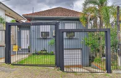 Imagem: A casa possui 4 Dormitórios, 2 Banheiros, 2 Vagas na garagem