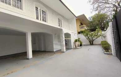 Imagem: A casa possui 4 Dormitórios, 1 Banheiro, 2 Vagas na garagem