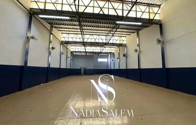 Imagem: O depósito possui 2 Vagas na garagem, 700m² de Área e está