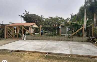 Imagem: A casa possui 1 Dormitório, 1 Banheiro, 1 Vaga na garagem e