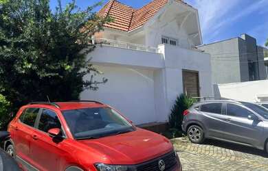 Imagem: A casa possui 5 Dormitórios, 5 Banheiros, 5 Vagas na garagem