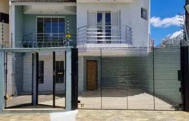 Imagem: A casa possui 3 Dormitórios, 2 Banheiros, 2 Vagas na garagem