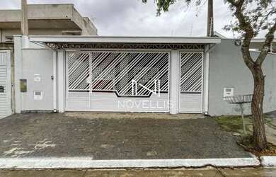 Imagem: A casa possui 3 Dormitórios, 3 Banheiros, 2 Vagas na garagem