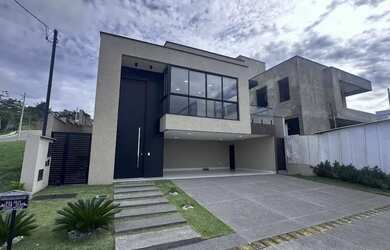 Imagem: A casa possui 3 Dormitórios, 1 Banheiro, 4 Vagas na garagem