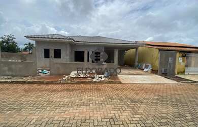 Imagem: A casa em condomínio possui 3 Dormitórios, 1 Banheiro, 2 Vagas