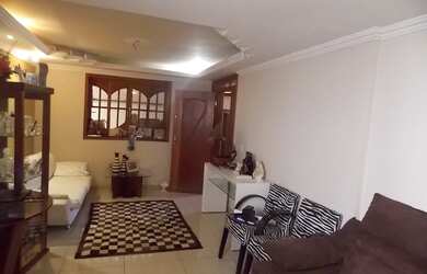 Imagem: A casa possui 3 Dormitórios, 2 Banheiros, 2 Vagas na garagem