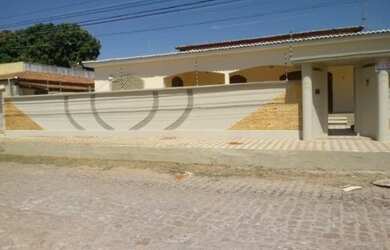 Imagem: A casa possui 5 Dormitórios, 4 Banheiros, 5 Vagas na garagem