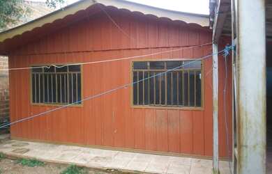 Imagem: A casa possui 2 Dormitórios, 1 Banheiro, 2 Vagas na garagem