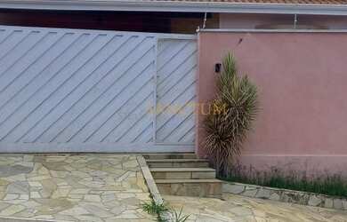 Imagem: A casa possui 3 Dormitórios, 3 Banheiros, 5 Vagas na garagem