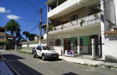 Imagem: A casa possui 3 Dormitórios, 2 Banheiros, 1 Vaga na garagem