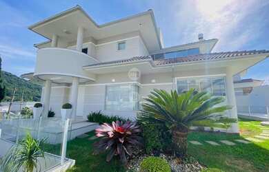 Imagem: A casa possui 4 Dormitórios, 4 Banheiros, 4 Vagas na garagem