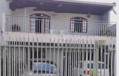 Imagem: A casa possui 4 Dormitórios, 2 Banheiros, 3 Vagas na garagem