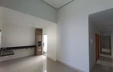 Imagem: A casa possui 3 Dormitórios, 2 Banheiros, 2 Vagas na garagem