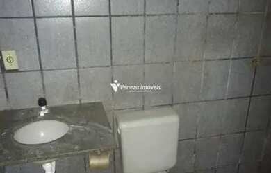 Imagem: A casa possui 3 Dormitórios, 1 Banheiro, 2 Vagas na garagem