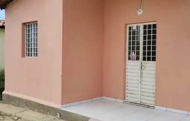 Imagem: A casa possui 2 Dormitórios, 1 Banheiro, 2 Vagas na garagem