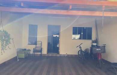 Imagem: A casa possui 4 Dormitórios, 2 Banheiros, 2 Vagas na garagem