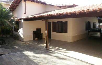 Imagem: A casa possui 3 Dormitórios, 1 Banheiro, 5 Vagas na garagem