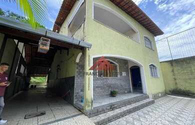 Imagem: A casa possui 3 Dormitórios, 2 Banheiros, 3 Vagas na garagem