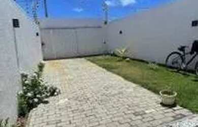 Imagem: A casa possui 2 Dormitórios, 2 Banheiros, 2 Vagas na garagem