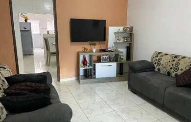 Imagem: A casa possui 3 Dormitórios, 1 Banheiro, 1 Vaga na garagem