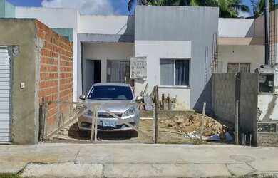Imagem: A casa possui 2 Dormitórios, 1 Banheiro, 2 Vagas na garagem
