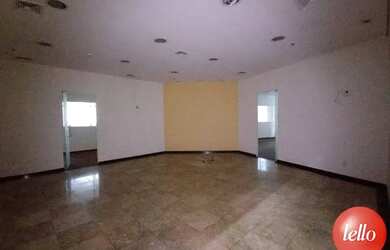 Imagem: O depósito possui 4 Vagas na garagem, 240m² de Área e está