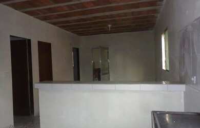 Imagem: A casa possui 3 Dormitórios, 1 Banheiro, 1 Vaga na garagem