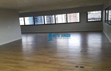 Imagem: O depósito possui 5 Vagas na garagem e 208m² de Área e está