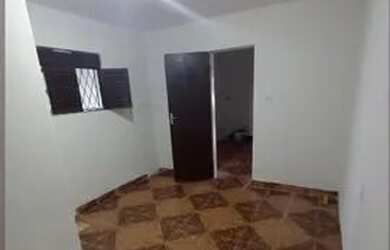 Imagem: A casa possui 3 Dormitórios e 2 Banheiros e está localizado