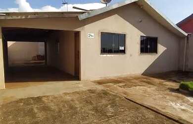 Imagem: A casa possui 3 Dormitórios, 1 Banheiro, 2 Vagas na garagem