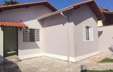 Imagem: A casa possui 2 Dormitórios, 1 Banheiro, 1 Vaga na garagem