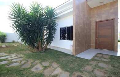 Imagem: A casa possui 4 Dormitórios, 5 Banheiros, 4 Vagas na garagem