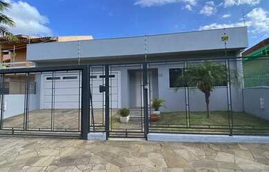 Imagem: A casa possui 3 Dormitórios, 2 Banheiros, 2 Vagas na garagem