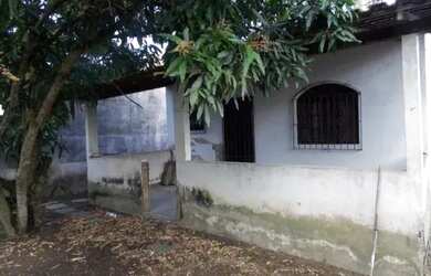 Imagem: A casa possui 3 Dormitórios, 2 Banheiros, 1 Vaga na garagem