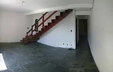 Imagem: A casa possui 2 Dormitórios, 2 Banheiros, 4 Vagas na garagem