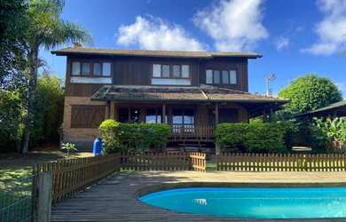 Imagem: A casa possui 3 Dormitórios, 2 Banheiros, 2 Vagas na garagem