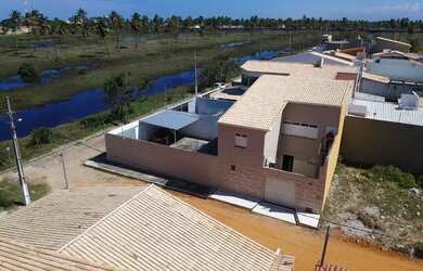 Imagem: A casa possui 3 Dormitórios, 2 Banheiros, 5 Vagas na garagem