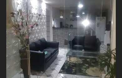 Imagem: A casa possui 2 Dormitórios, 1 Banheiro, 2 Vagas na garagem