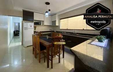 Imagem: A casa possui 2 Dormitórios, 2 Banheiros, 2 Vagas na garagem