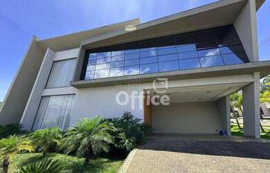 Imagem: A casa em condomínio possui 4 Dormitórios, 5 Banheiros, 4