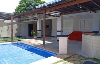 Imagem: A casa possui 4 Dormitórios, 2 Banheiros, 5 Vagas na garagem