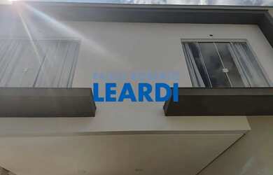 Imagem: A casa possui 3 Dormitórios, 3 Banheiros, 4 Vagas na garagem