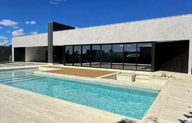 Imagem: A casa em condomínio possui 5 Dormitórios, 5 Banheiros, 2